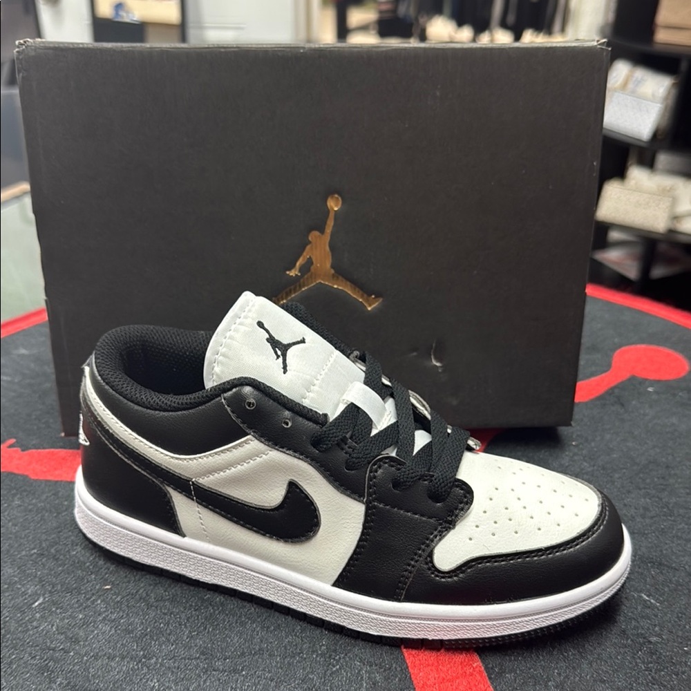 Nike Black and White Sneakers with Classic Design